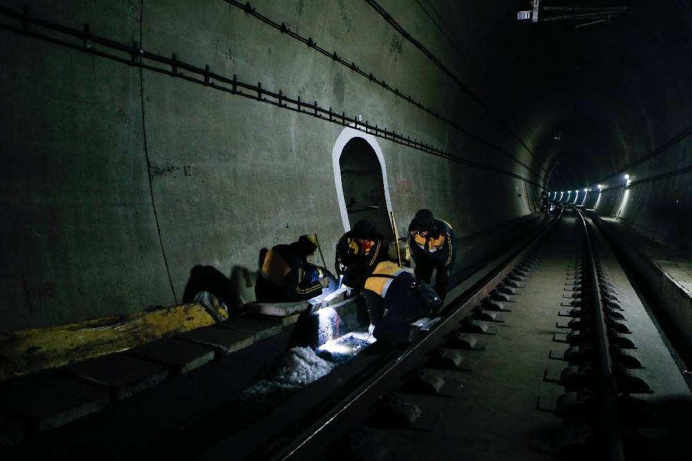 乌鲁木齐铁路运营隧道病害现状